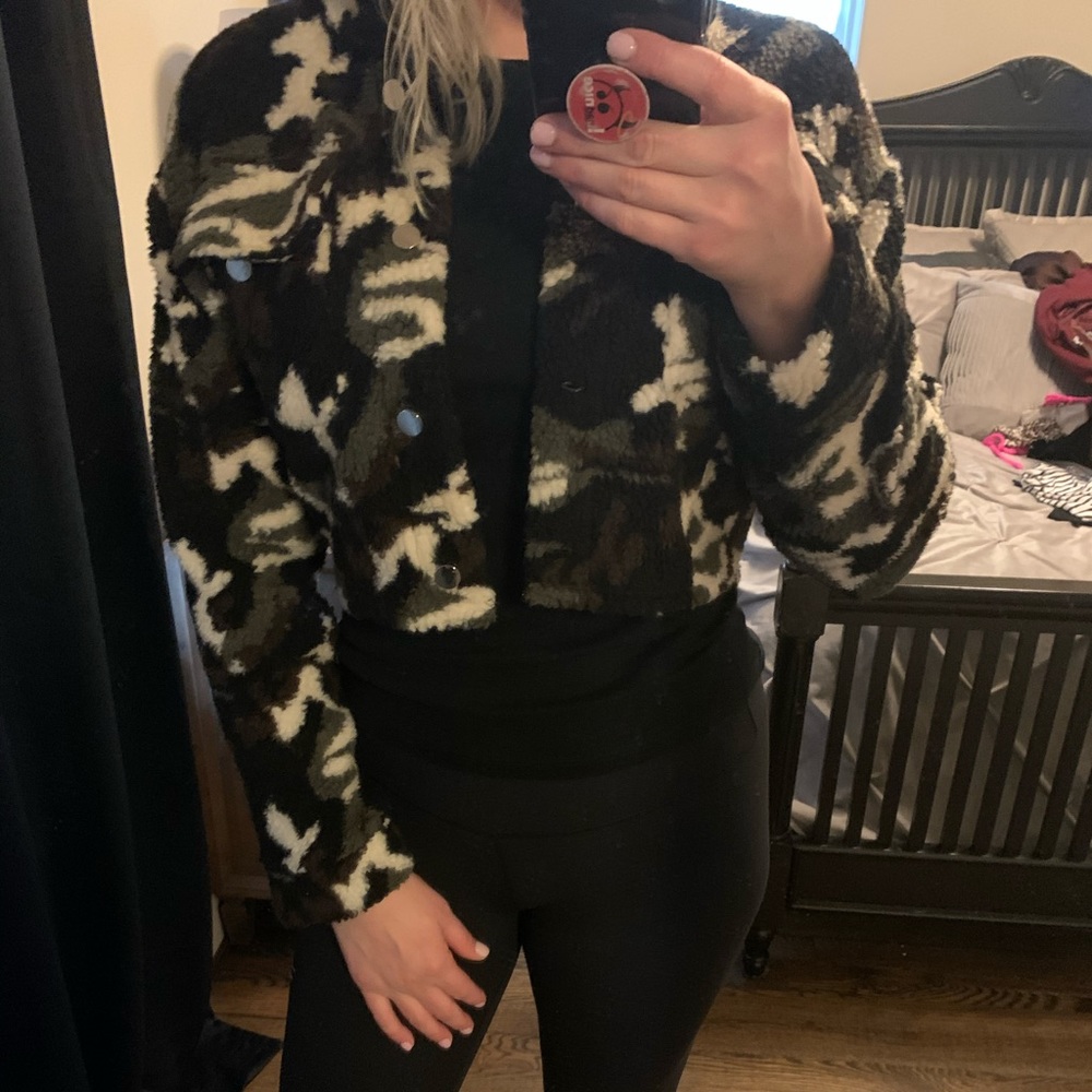 Camo cropped jacket.  Size large.